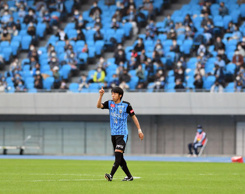 川崎F対札幌　後半、途中出場する川崎F・MF中村（撮影・滝沢徹郎）