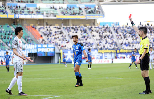 大分対川崎F　前半、ペナルティーエリア内でファウルし、一発レッドで退場する川崎F・DF谷口（撮影・狩俣裕三）