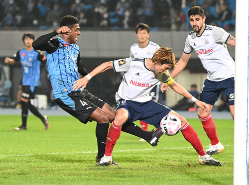 川崎F対横浜　後半、川崎F・DFジェジエウ（左）は横浜MF扇原の股下から勝ち越しシュートを決める（撮影・山崎安昭）
