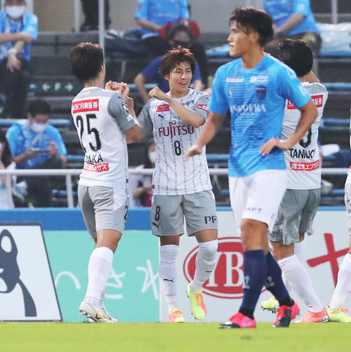 横浜FC対川崎F　前半、先制ゴールを決めグータッチをする川崎F・MF脇坂（中央）（撮影・河田真司）