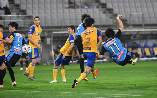 仙台対川崎F　後半、ゴールを決める川崎F・FW小林（右）（撮影・鈴木みどり）