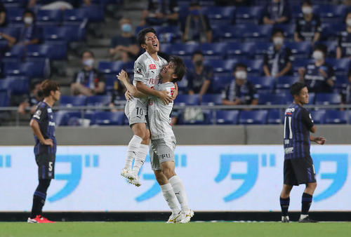 G大阪対川崎F　後半、先制ゴールを決めた川崎F・MF大島（中央左）はMF田中と抱き合って喜ぶ（撮影・前田充）
