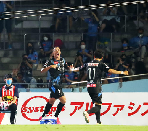 川崎F対大分　前半、ゴールを決め雄たけびを上げる川崎F・FWダミアン（左）とFW小林（撮影・河田真司）