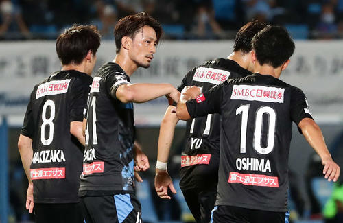 川崎F対C大阪　前半、PKを決めて仲間の祝福を受ける川崎F・FW家長（左から2人目）（撮影・丹羽敏通）