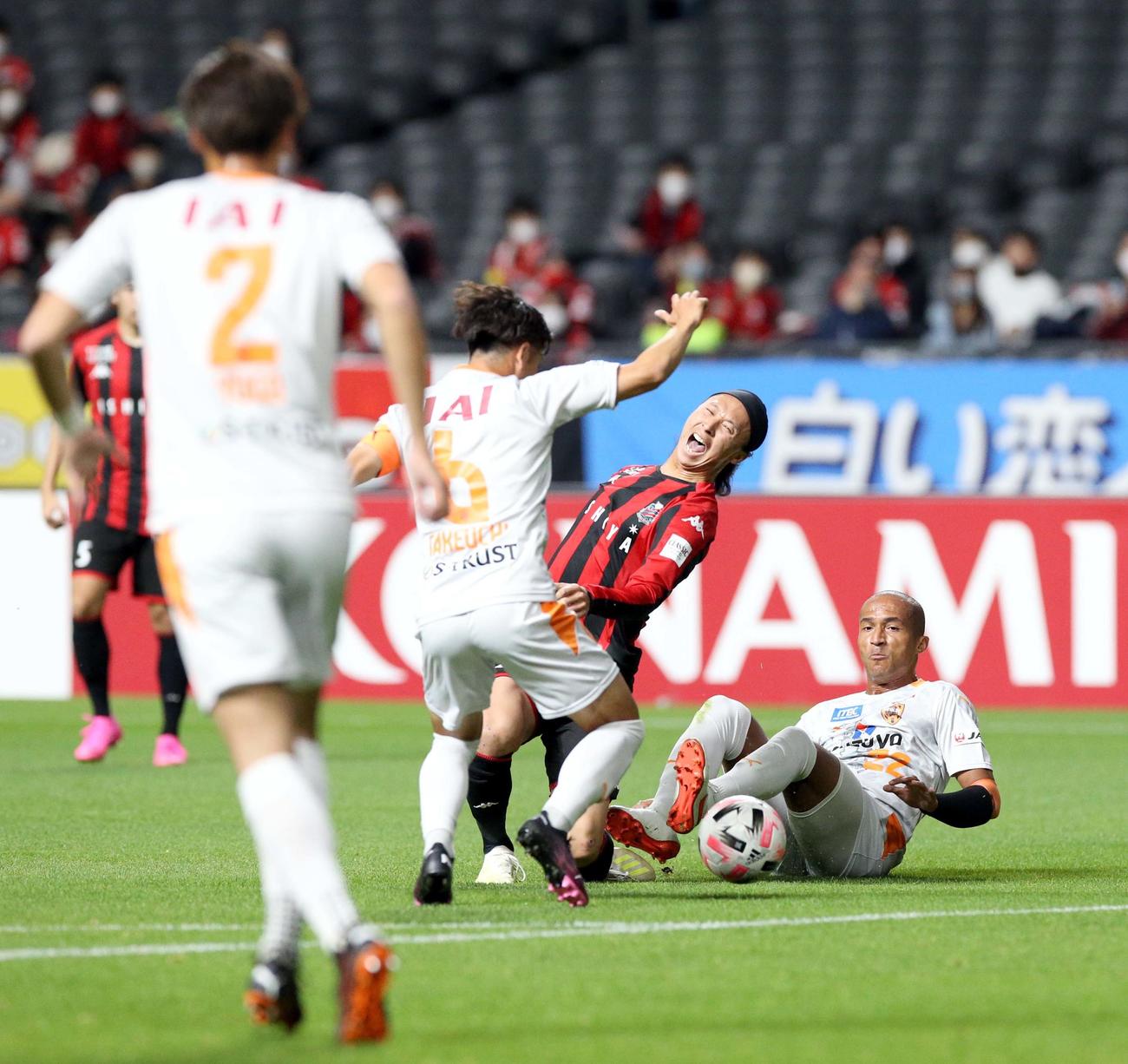 札幌対清水　前半、激しい競り合いで負傷する札幌MF荒野（右から2人目）（2020年11月21日撮影）