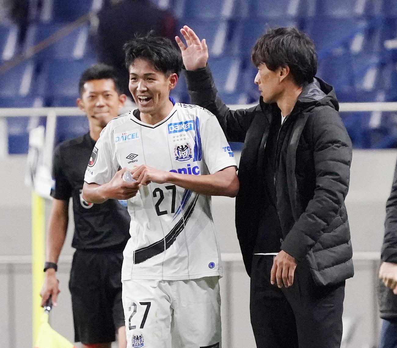 浦和対G大阪　後半、勝ち越しのゴールを決め、宮本監督（右）に祝福されるG大阪DF高尾（撮影・菅敏）