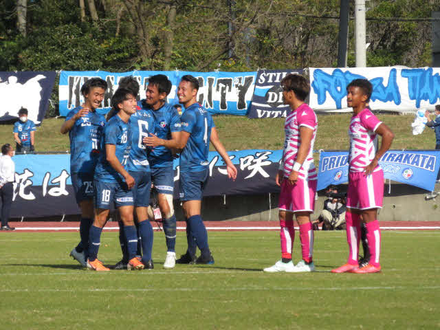 JFL昇格を決めて喜ぶFC　TIANO枚方の選手たち。右は栃木シティFCの選手。