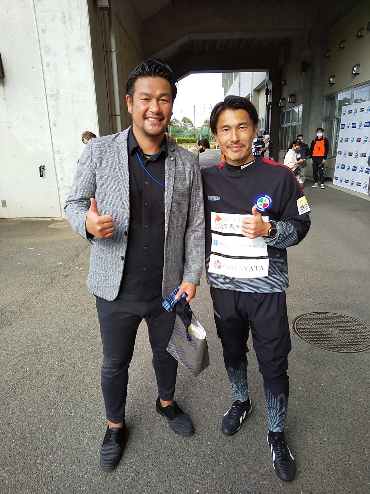 TIAMO枚方の巻佑樹GM（左）と、小川佳純監督