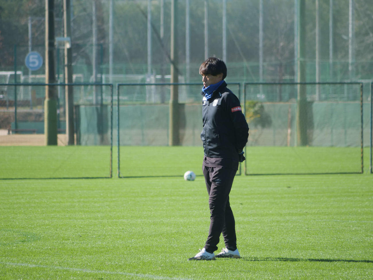 練習を見守る宮本監督（C）GAMBAOSAKA