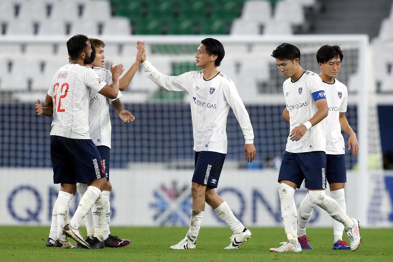 上海申花に競り勝ち、喜ぶ東京イレブン（ゲッティ＝共同）