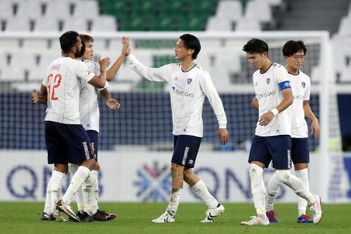 上海申花に競り勝ち、喜ぶ東京イレブン(ゲッティ=共同)