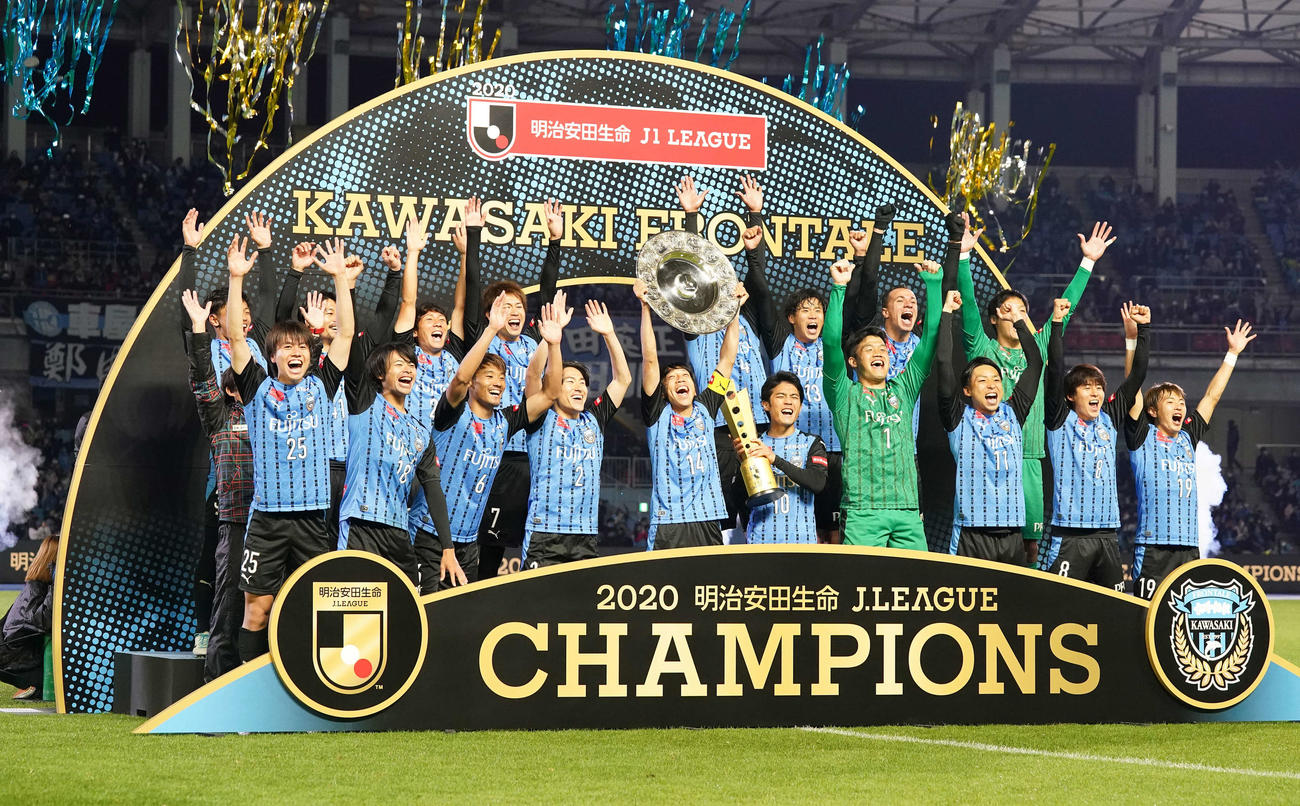 川崎F対G大阪　優勝し歓喜する川崎Fイレブン。中央はシャーレを掲げるMF中村（撮影・江口和貴）