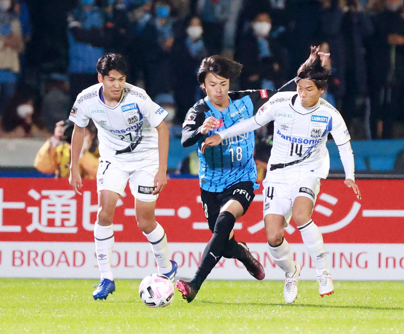 川崎F対G大阪　前半、G大阪MF福田（右）と競り合う川崎F・MF三笘（撮影・江口和貴）