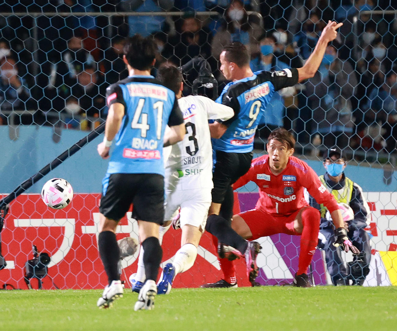 川崎F対G大阪　前半、先制ゴールを決める川崎F・FWダミアン（撮影・江口和貴）