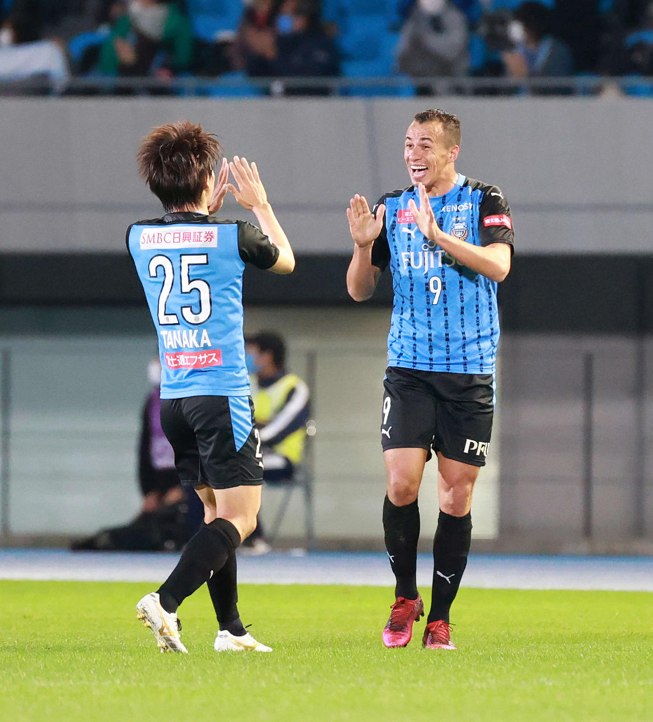 川崎F対G大阪　前半、先制ゴールを決め笑顔を見せる川崎F・FWダミアン（右）（撮影・江口和貴）