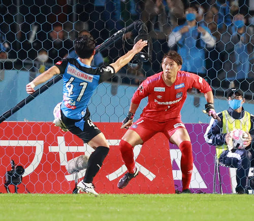 川崎F対G大阪 前半、ゴールを決める川崎F・MF家長(撮影・江口和貴)