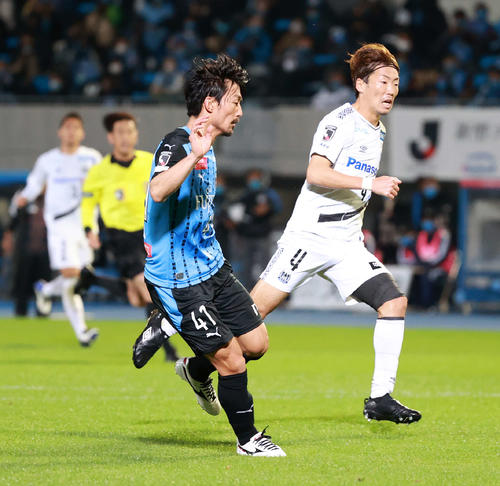 川崎F対G大阪 後半、ゴールを決めハットトリックを達成する川崎F・MF家長(撮影・江口和貴)