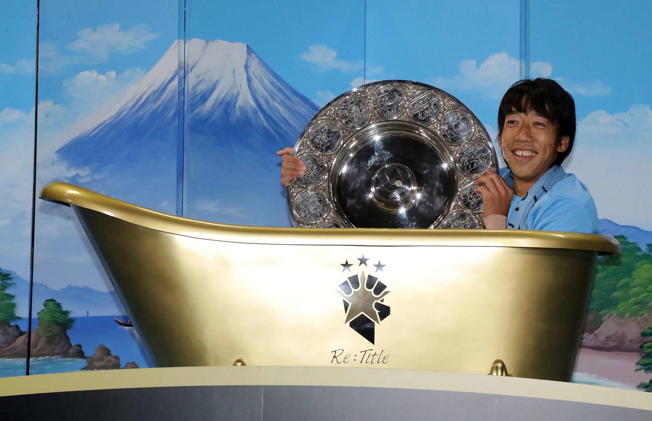 川崎F対G大阪　金のバスタブに入り優勝シャーレを手にする川崎F・MF中村（撮影・江口和貴）