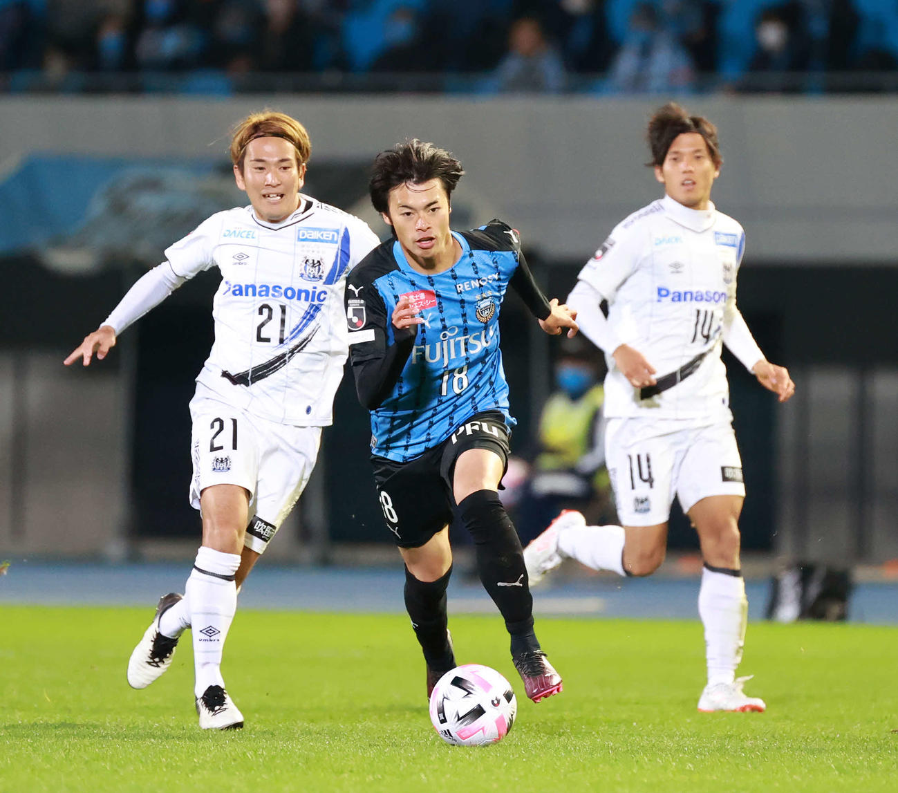 川崎F対G大阪　後半、ドリブルする川崎F・MF三笘（中央）（撮影・江口和貴）