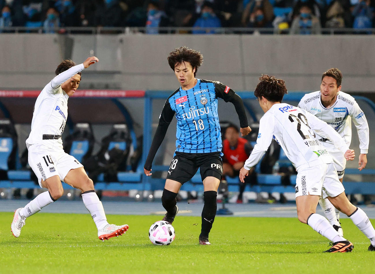 川崎F対G大阪　後半、パスを出す川崎F・MF三笘（中央）（撮影・江口和貴）