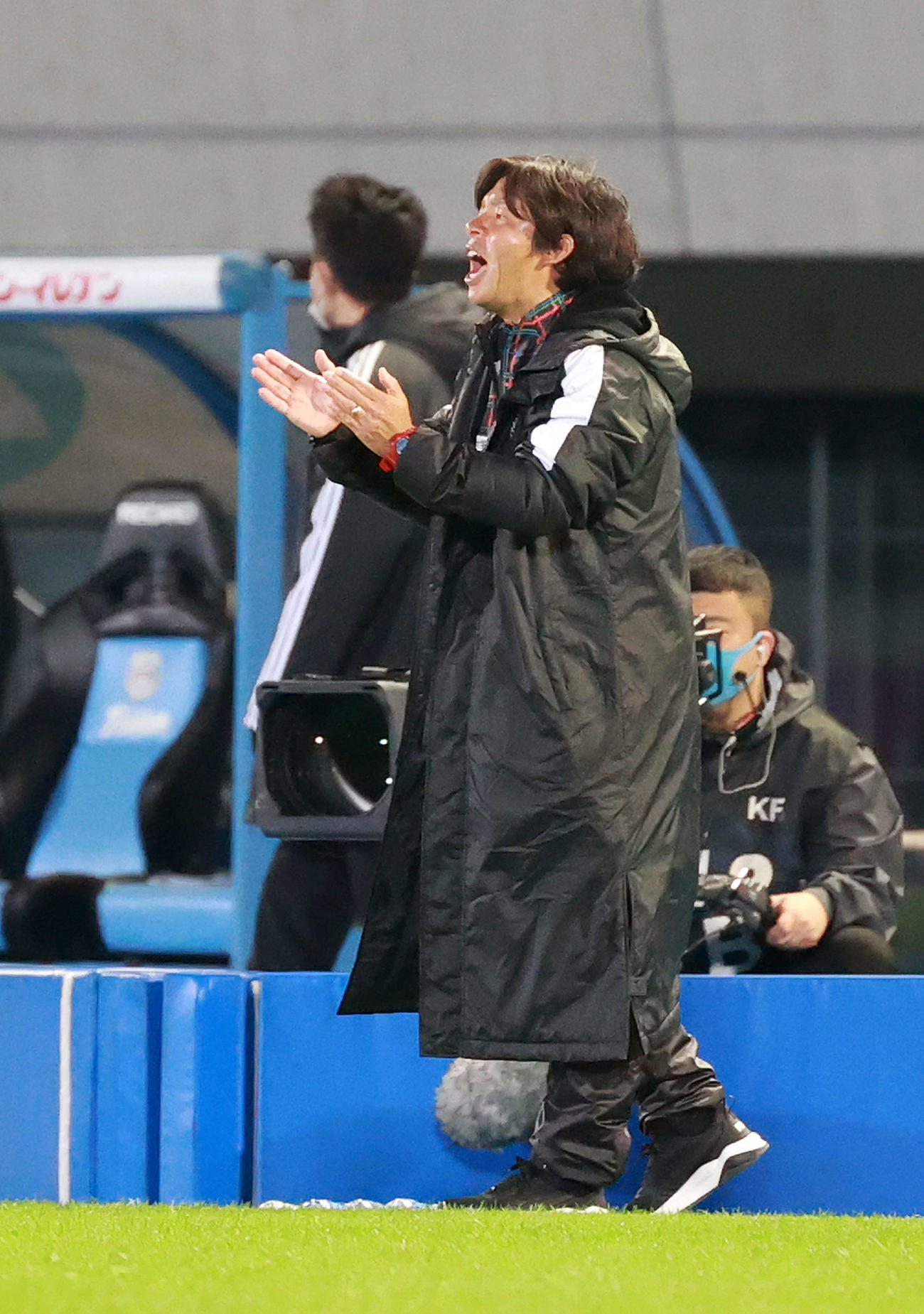 川崎F対G大阪　後半、川崎F・MF家長がゴールを決め、手をたたき鼓舞する鬼木監督（撮影・江口和貴）