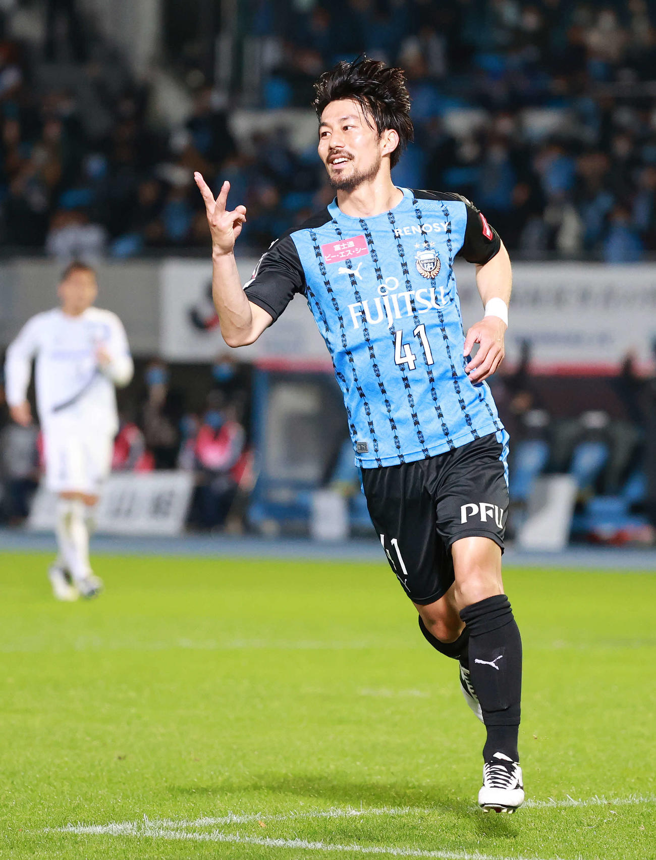 川崎F対G大阪　後半、ゴールを決めハットトリックとし「3」ポーズの川崎F・MF家長（撮影・江口和貴）