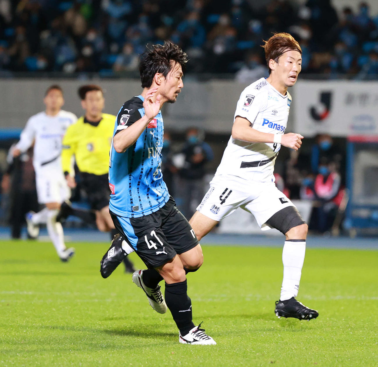 川崎F対G大阪　後半、ゴールを決めハットトリックを達成する川崎F・MF家長（撮影・江口和貴）