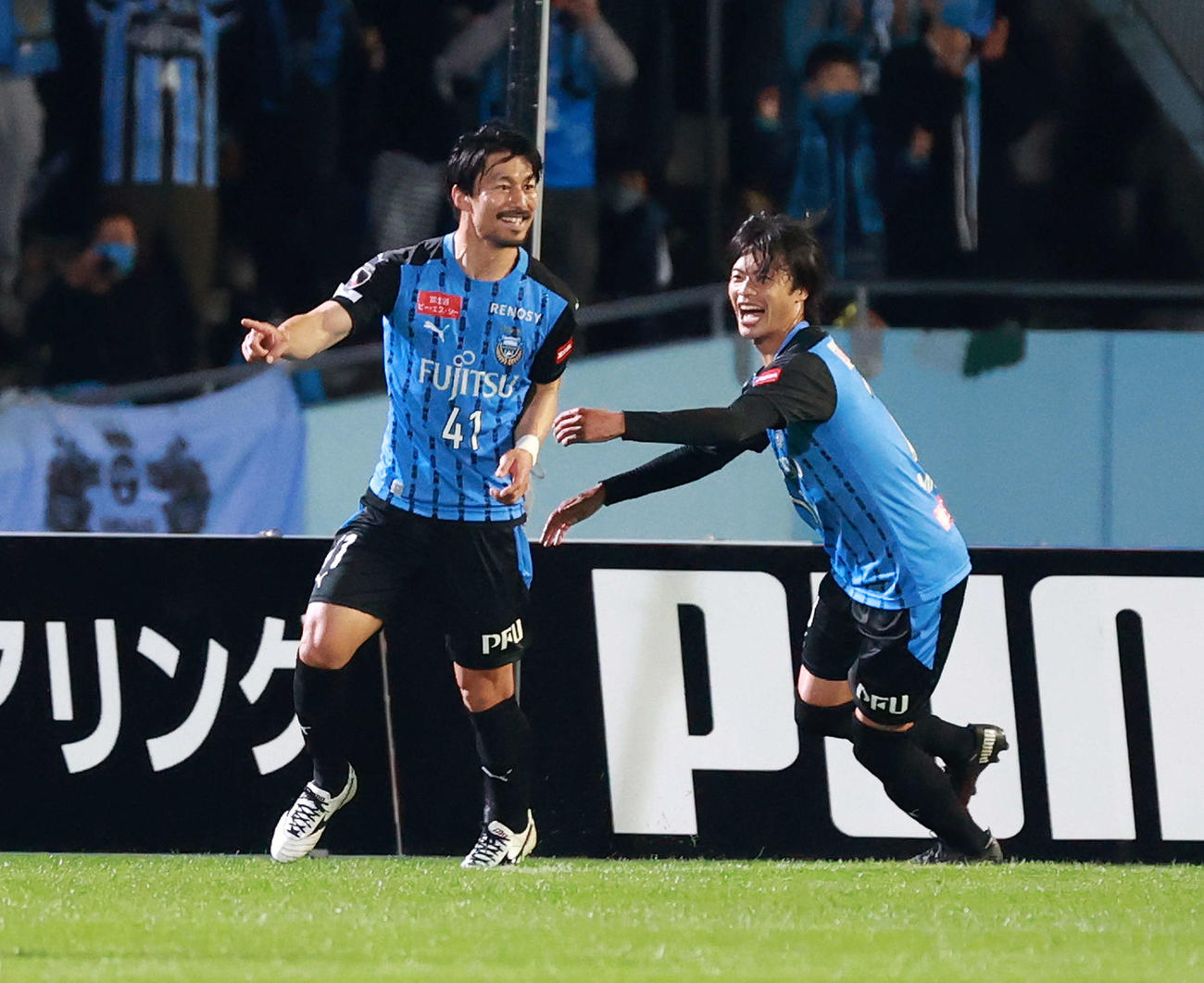 川崎F対G大阪　前半、ゴールを決め歓喜する川崎F・MF家長（左）。右は同MF三笘（撮影・江口和貴）