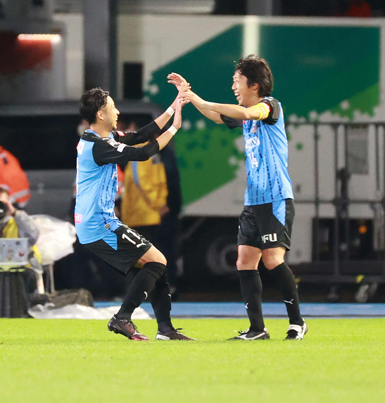 川崎F対G大阪　優勝を決めタッチをかわす川崎F・FW小林（左）とMF中村（撮影・江口和貴）
