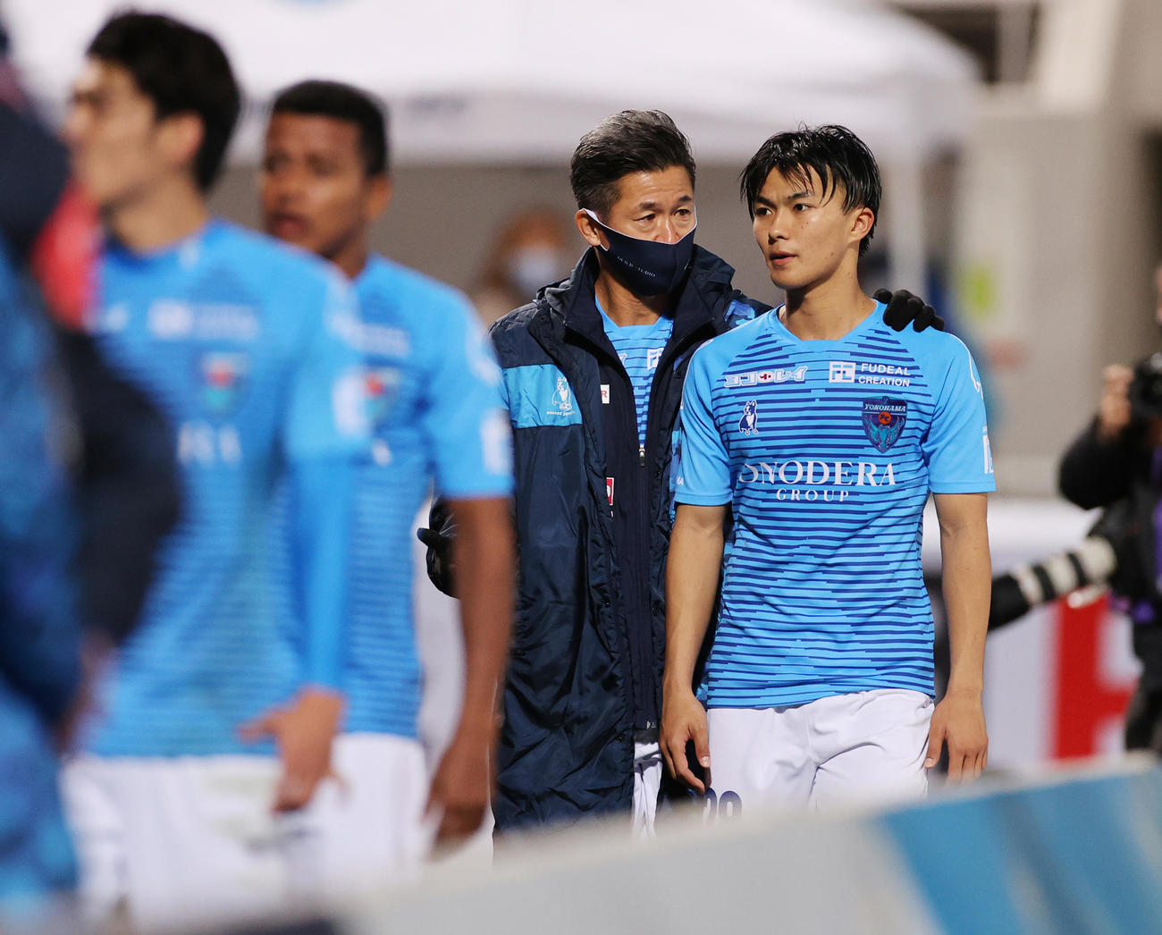 横浜FC対清水　試合後にMF安永（右）と話しながら場内1周する横浜FC・FWカズ（撮影・野上伸悟）