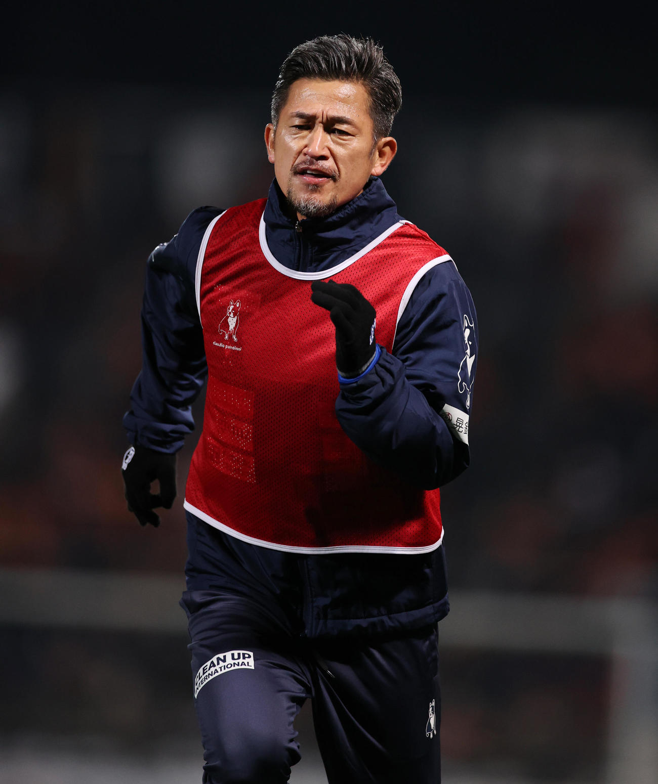 横浜FC対清水　ハーフタイムにダッシュする横浜FC・FWカズ（撮影・野上伸悟）