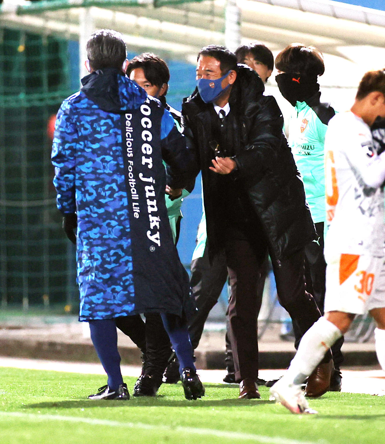 横浜FC対清水　試合後に横浜FC・FWカズ（左）と握手する清水平岡監督（撮影・野上伸悟）