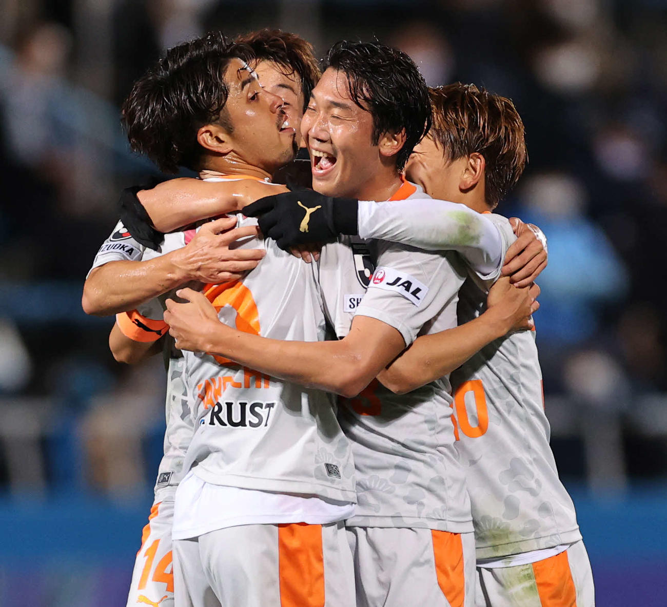 横浜FC対清水　前半、3点目を決めた清水MF竹内（左端）は仲間から祝福される（撮影・野上伸悟）