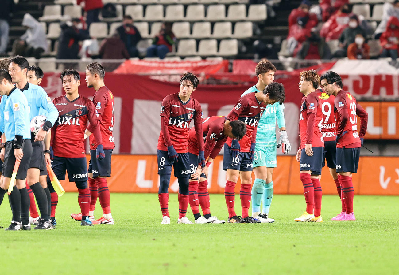 鹿島対柏　敗戦し悔しそうな表情を見せる鹿島の選手たち（撮影・鈴木正人）