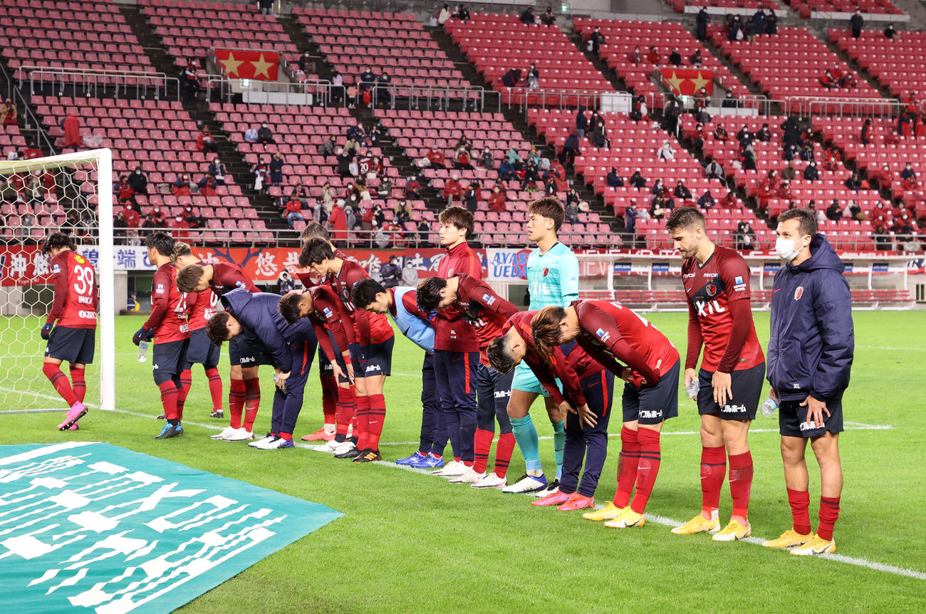 鹿島対柏　サポーターにあいさつする鹿島の選手たち（撮影・鈴木正人）