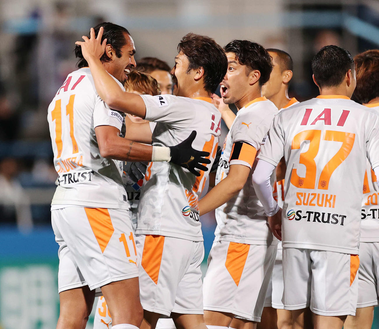 横浜FC対清水　前半、2点目を決め喜ぶ清水FWジュニオール・ドゥトラ（撮影・野上伸悟）