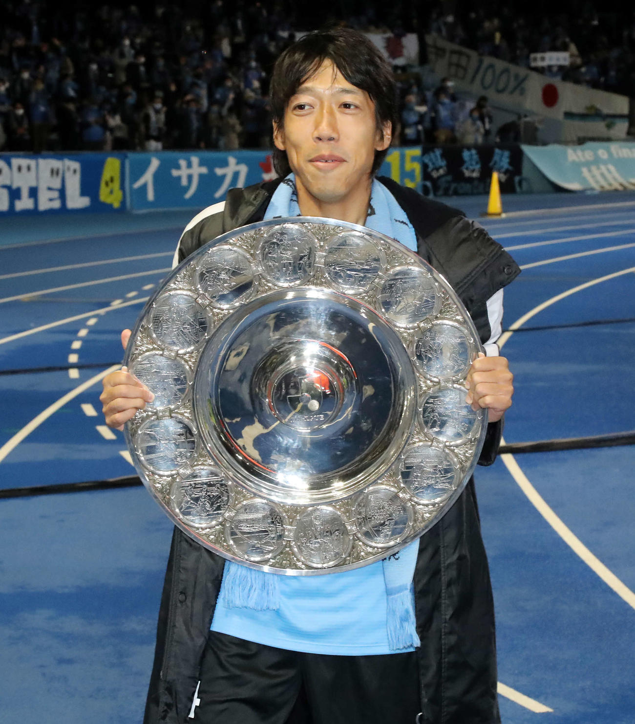 川崎F対G大阪　優勝シャーレを手に笑顔を見せる川崎F・MF中村（撮影・江口和貴）