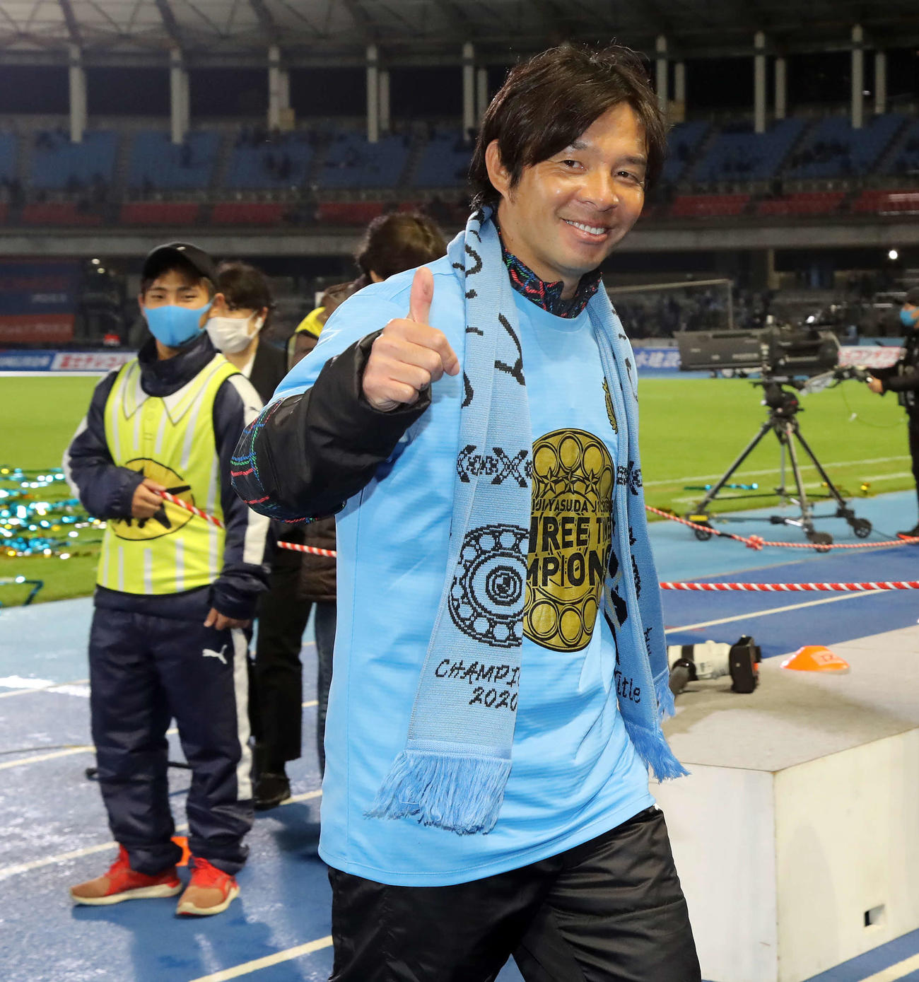 川崎F対G大阪　優勝しサムアップポーズの川崎F鬼木監督（撮影・江口和貴）