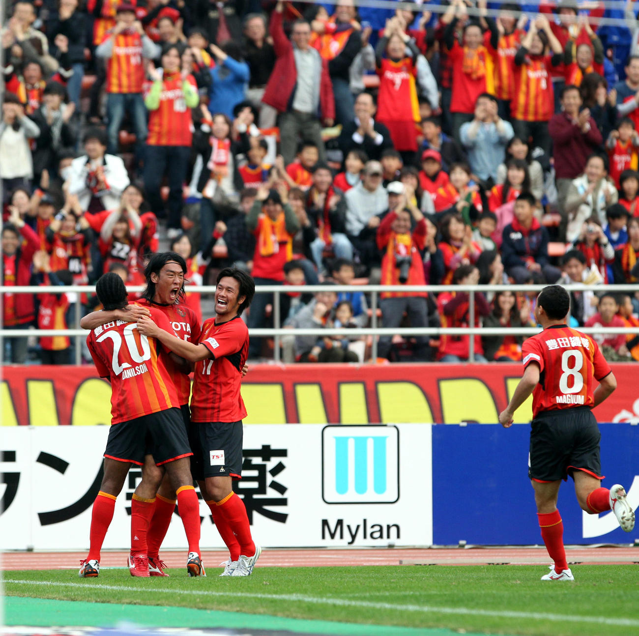 2010年11月14日、大宮戦の前半42分、CKから頭で決勝ゴールを決めた名古屋DF増川隆洋（左から2人目）は喜びを爆発させる