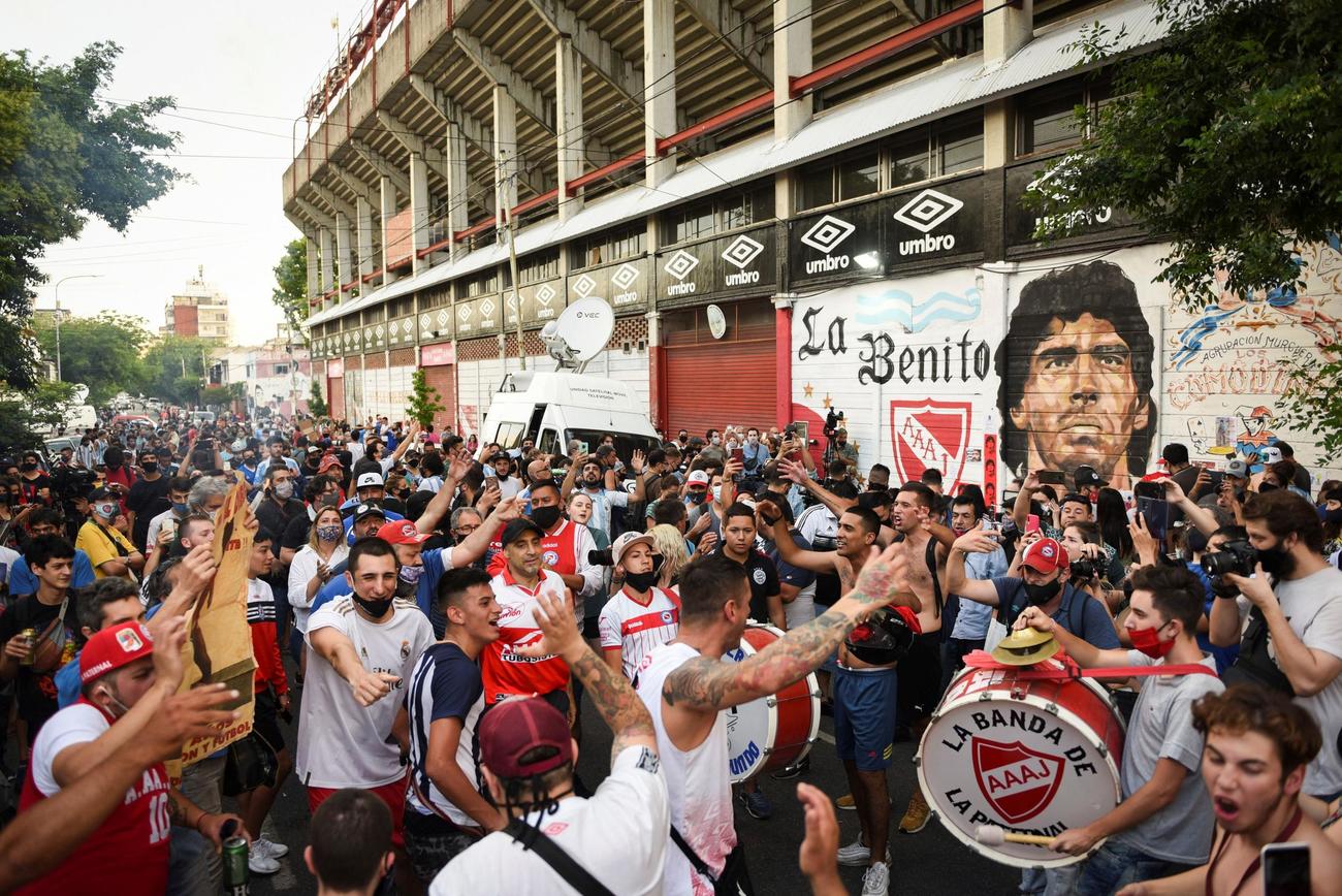 ブエノスアイレスのディエゴ・アルマンド・マラドーナ・スタジアムにマラドーナさんの死を悼み集まる人々（ロイター）