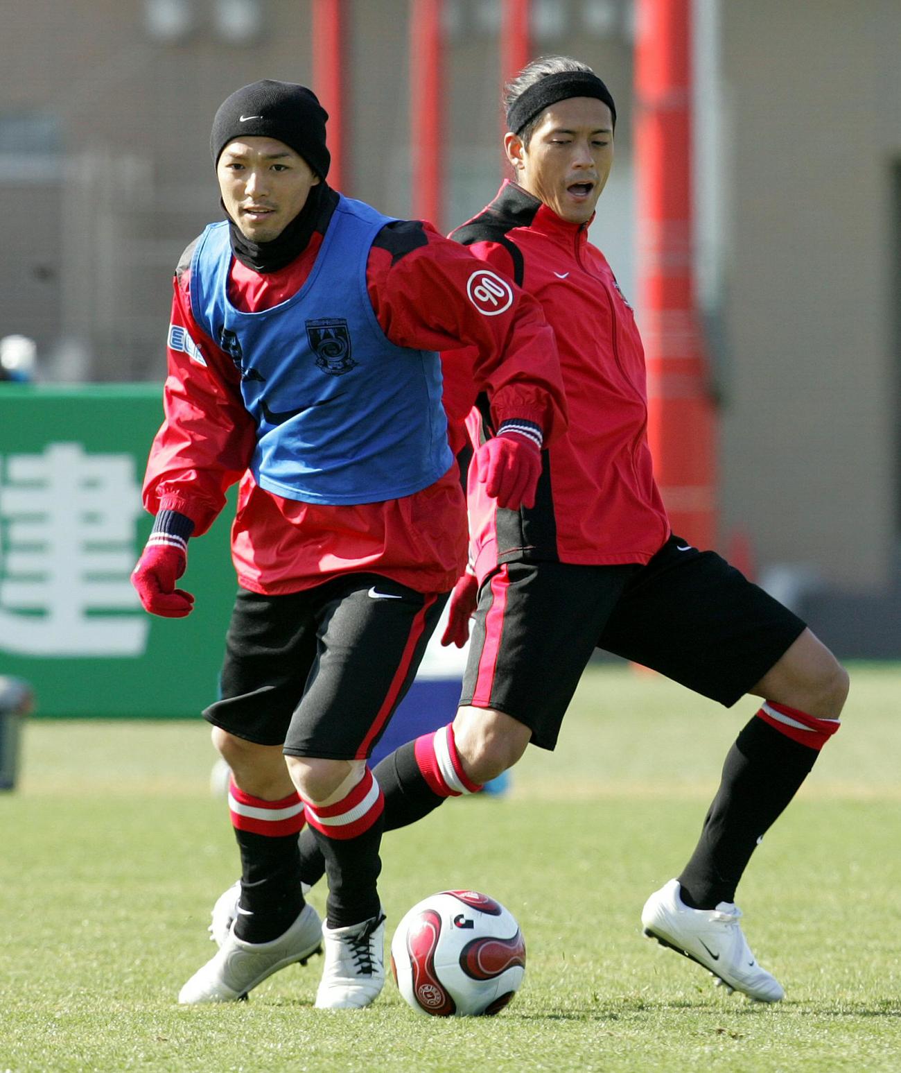 パス回し練習でボールを奪い合う小野伸二(左)と鈴木啓太（2007年2月2日撮影）