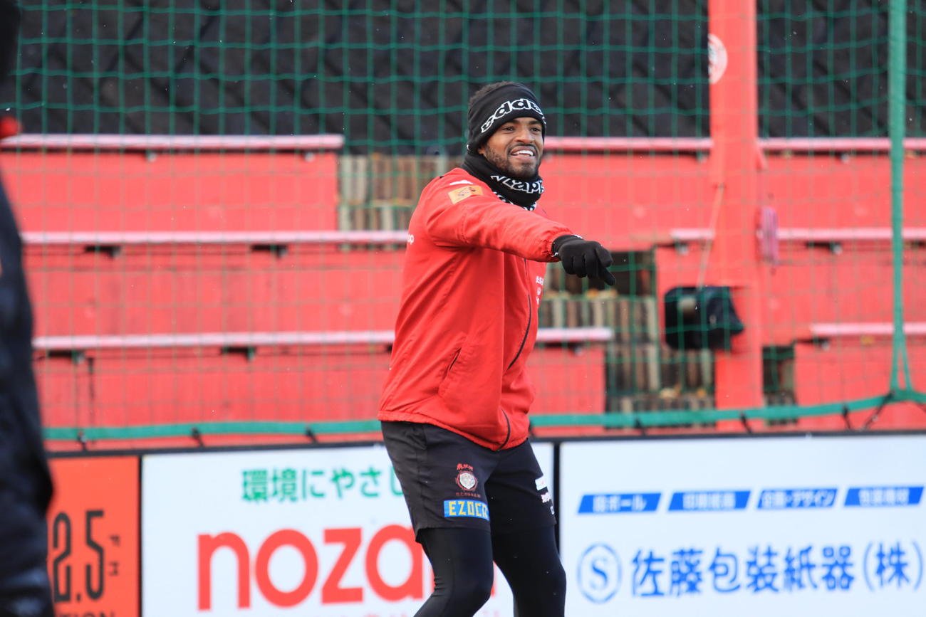 練習中、チームメートに呼びかける札幌FWアンデルソン・ロペス（撮影・保坂果那）