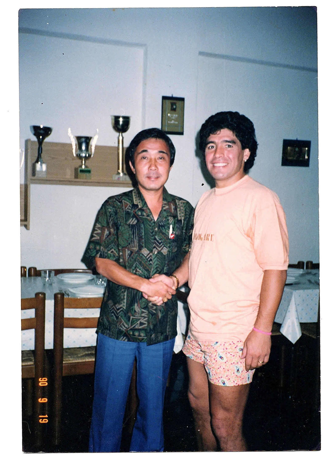 マラドーナさんと桑原勝義さんは笑顔で記念撮影（桑原勝義さん提供）