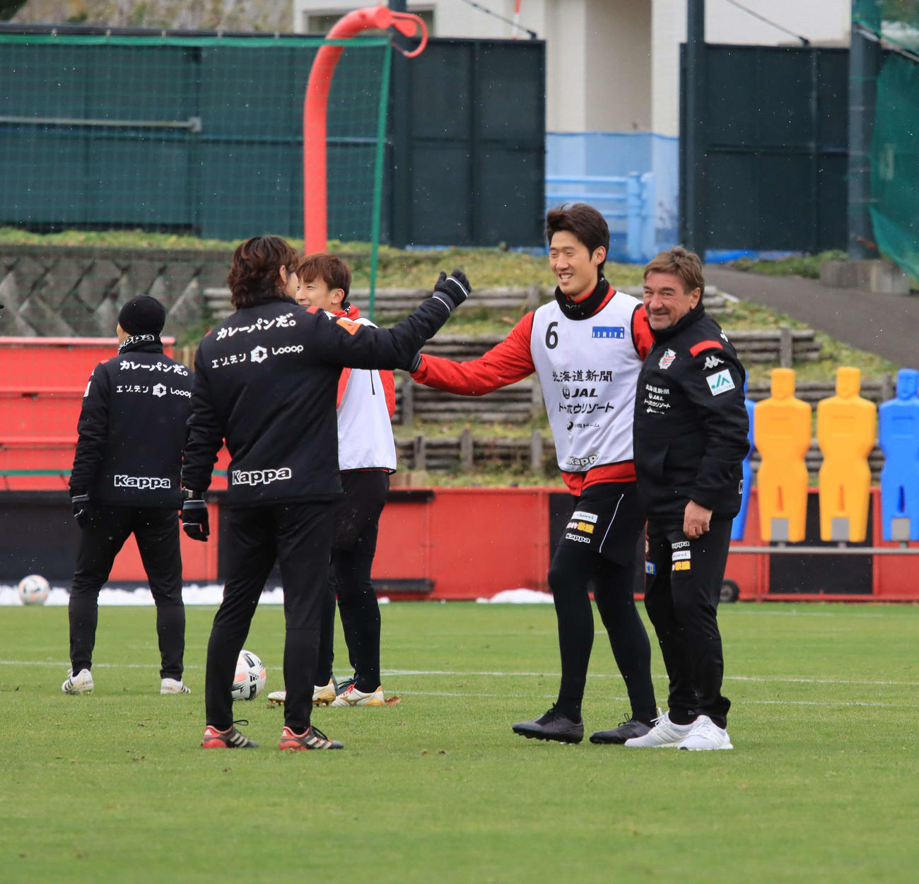 前日27歳の誕生日だった札幌DFキム（中央）を祝うペトロビッチ監督（右）と杉浦コーチ兼通訳（撮影・保坂果那）