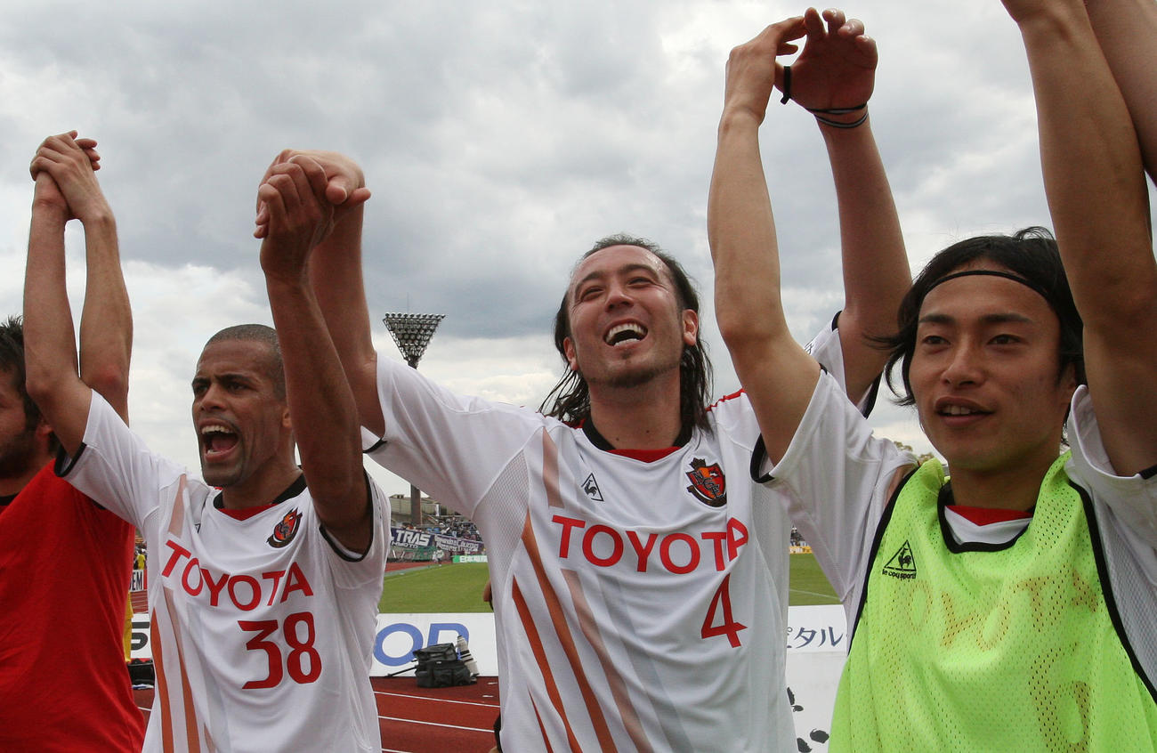 サポーターの前で勝利の雄叫びをあげる名古屋DF田中マルクス闘莉王（中央）。右はDF阿部翔平、左はDF三都主アレサンドロ（2010年4月10日）