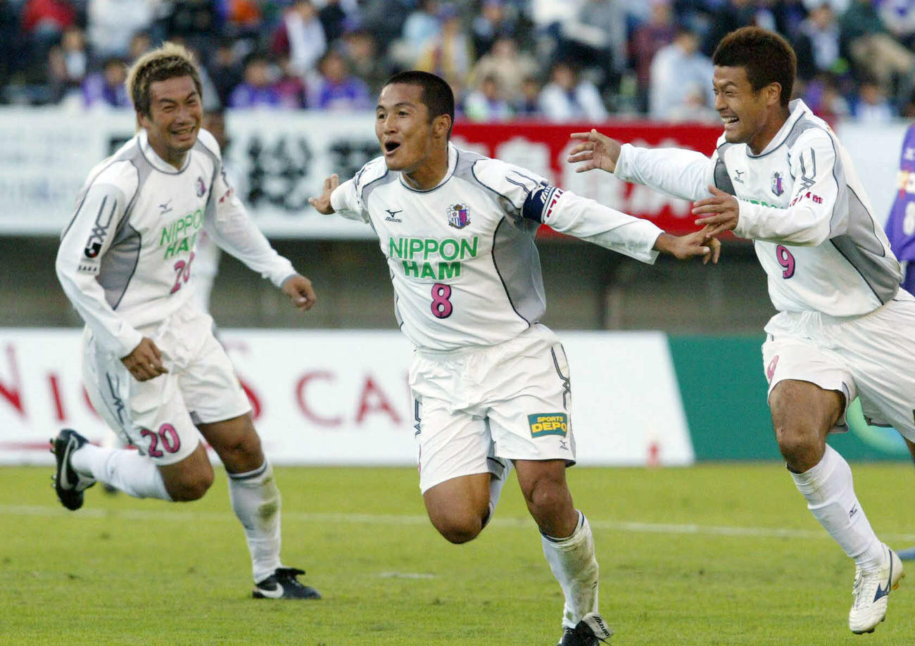 広島対C大阪　後半20分、ゴール前、決勝点を挙げたC大阪・MF森島寛晃（左から2人目）は、MF・古橋達弥、FW・西沢明訓（左端）らと大喜びでピッチを駆ける(2005年10月23日撮影)