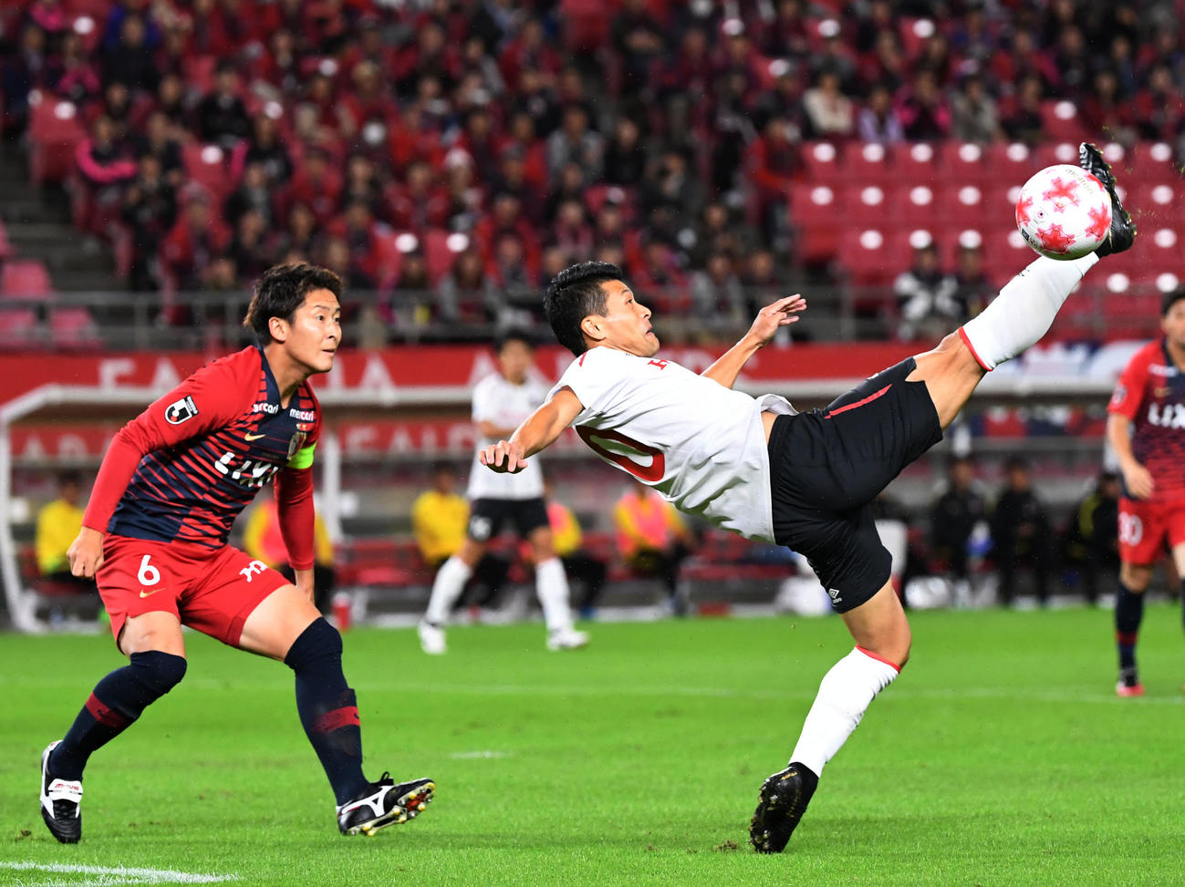 鹿島対ホンダFC　前半、シュートを放つホンダFC・FW古橋（右）。左は鹿島MF永木（2019年10月23日撮影）