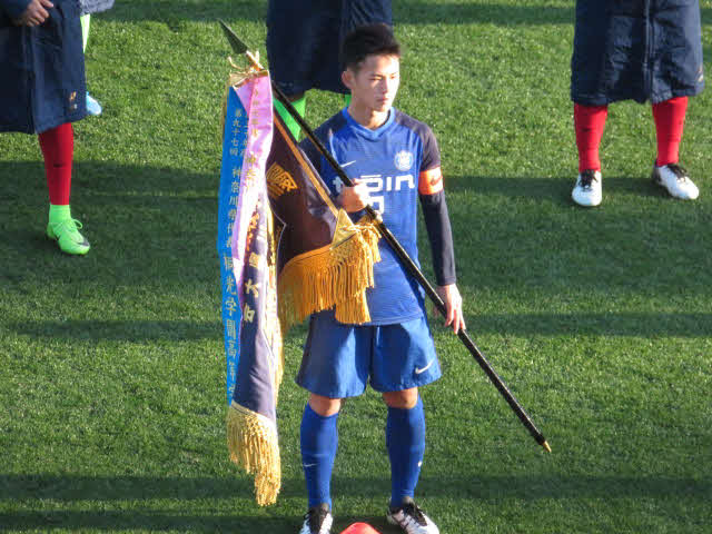 優勝旗を手にした桐蔭学園・中島主将