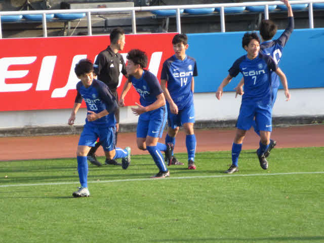 延長戦前半に勝ち越しゴールを奪い、桐蔭学園メンバーは喜び合う