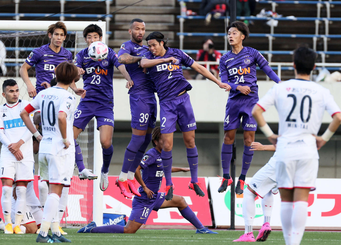 前半、先制ゴールを決める札幌DF福森（撮影・加藤孝規）